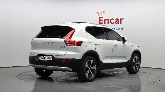 2025 Volvo XC40 B4 Ultra Bright