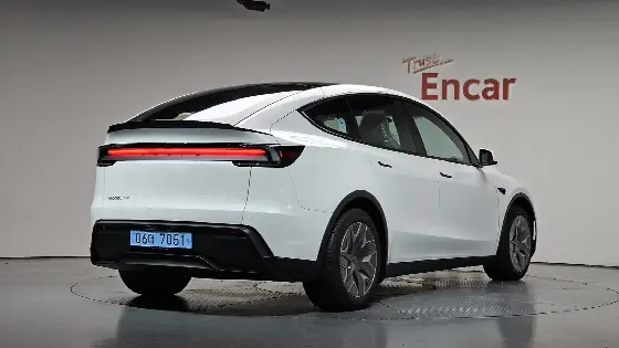 2026 Tesla Model Y L Long Range AWD