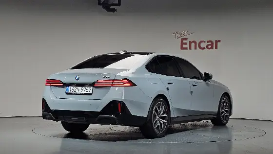 2025 BMW 5-Series 520i M Sport
