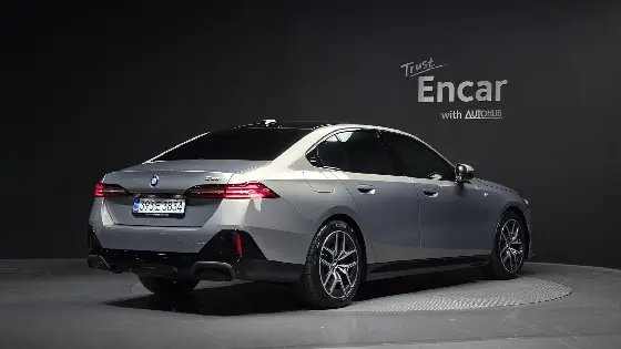 2025 BMW 5-Series 520i M Sport