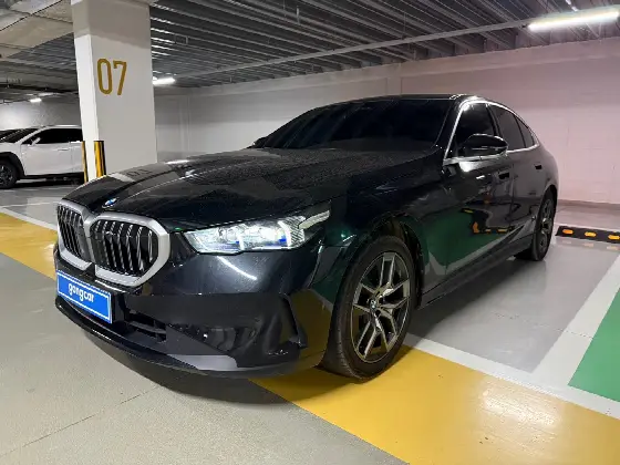 2025 BMW 5-Series 520i