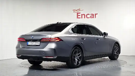 2026 BMW 5-Series 520i