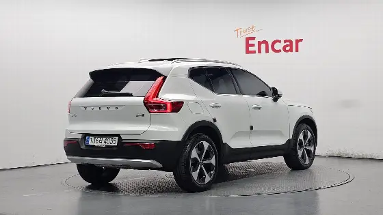 2024 Volvo XC40 B4 Ultra Bright