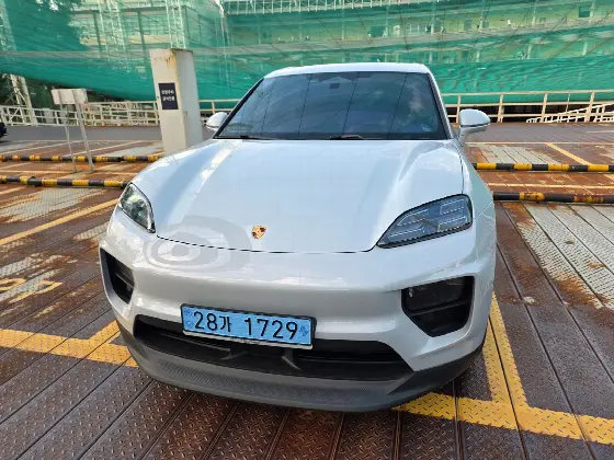 2026 Porsche Macan Base 4