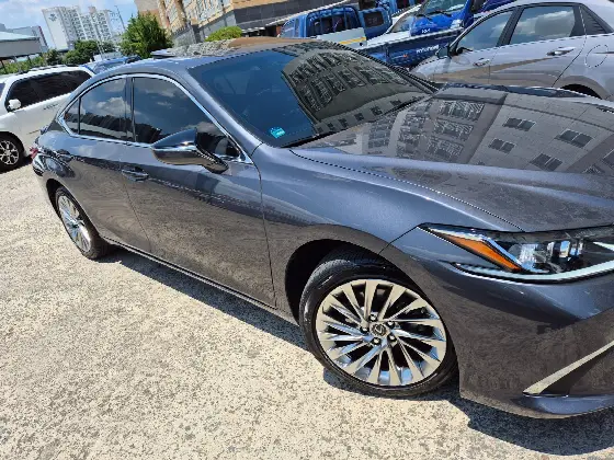 2023 Lexus ES Luxury Plus