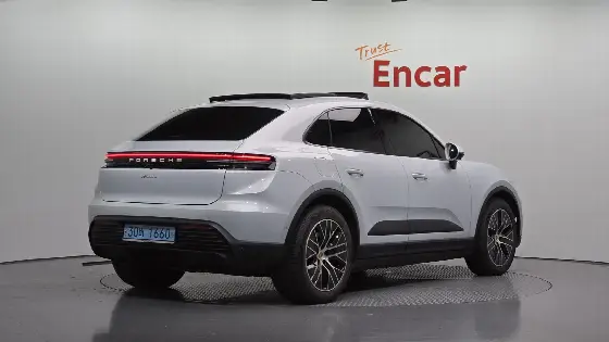 2025 Porsche Macan Base