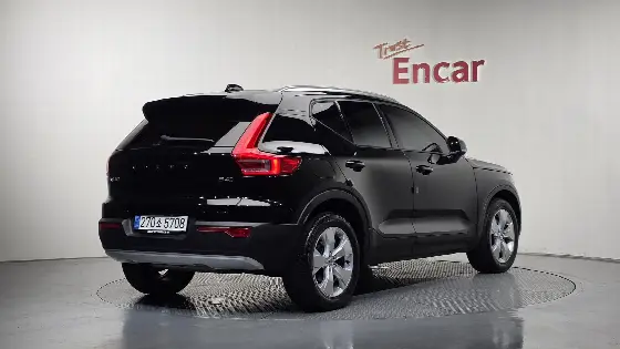 2021 Volvo XC40 B4 Momentum