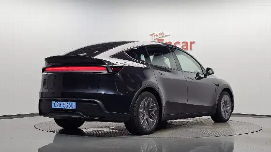 2026 Tesla Model Y L Long Range AWD