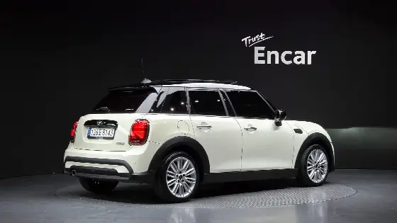 2022 Mini Cooper 5-Door Classic Plus