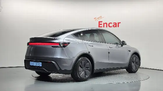 2025 Tesla Model Y RWD