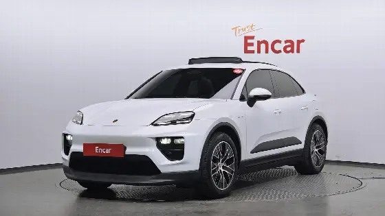 2025 Porsche Macan Base