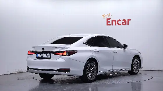 2025 Lexus ES Executive