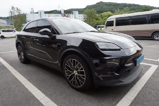 2025 Porsche Macan 4S