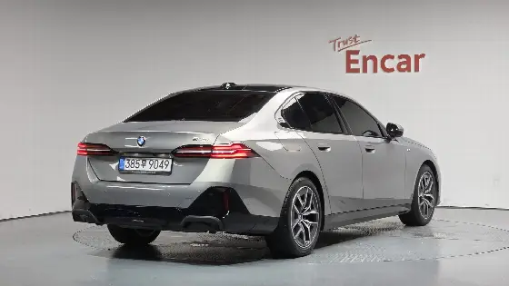 2025 BMW 5-Series 520i M Sport