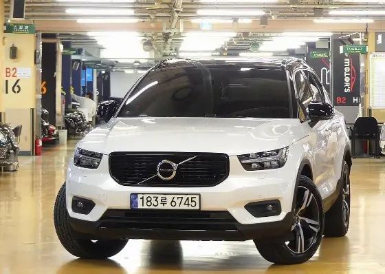 2021 Volvo XC40 B4 R-Design
