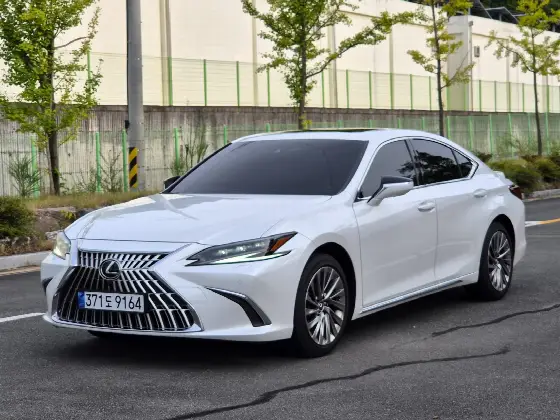 2025 Lexus ES Executive
