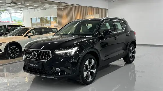 2025 Volvo XC40 B4 Ultra Bright