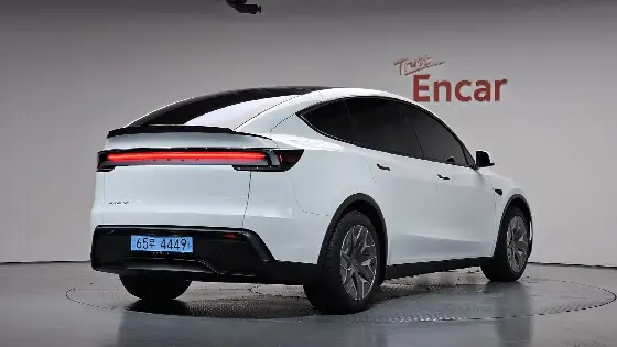 2026 Tesla Model Y L Long Range AWD