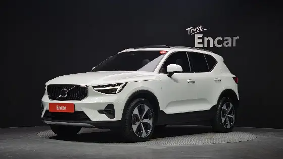 2025 Volvo XC40 B4 Ultra Bright